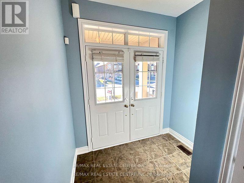 211 Elbern Markell Drive, Brampton, Ontario  L6X 3A9 - Photo 2 - W12459242