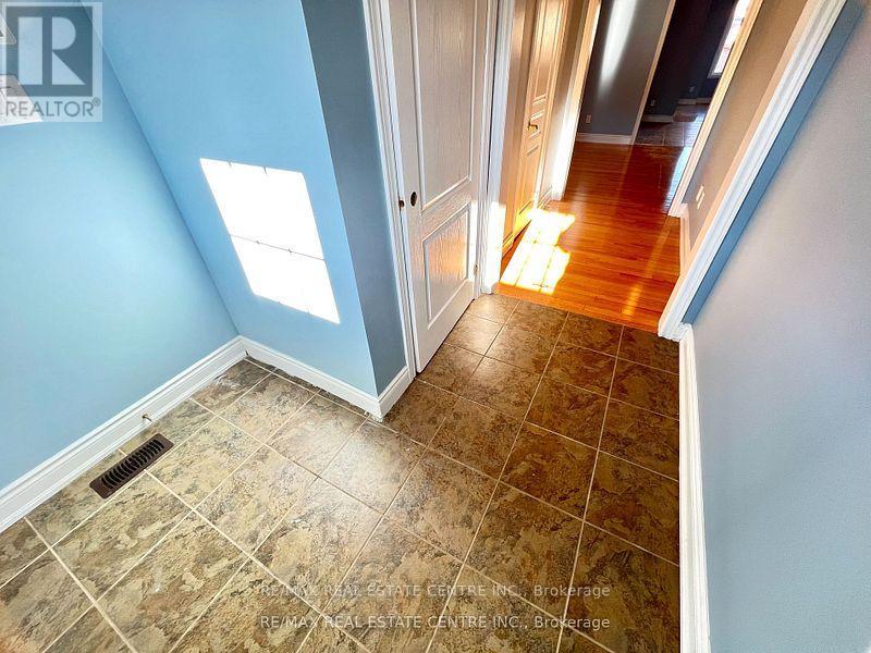 211 Elbern Markell Drive, Brampton, Ontario  L6X 3A9 - Photo 3 - W12459242