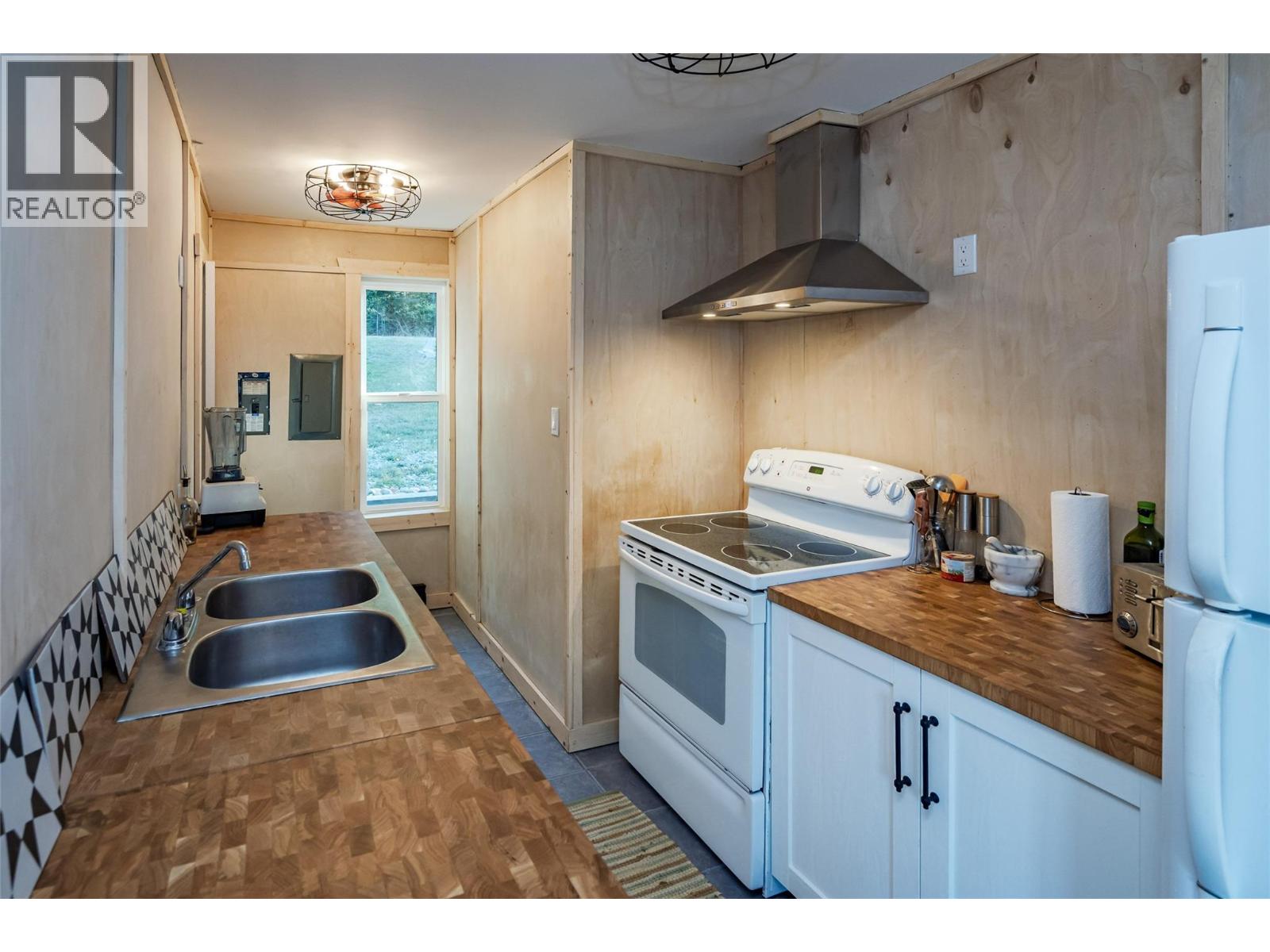 7635 Ross Road, Nelson, British Columbia  V1L 6R5 - Photo 17 - 10365616