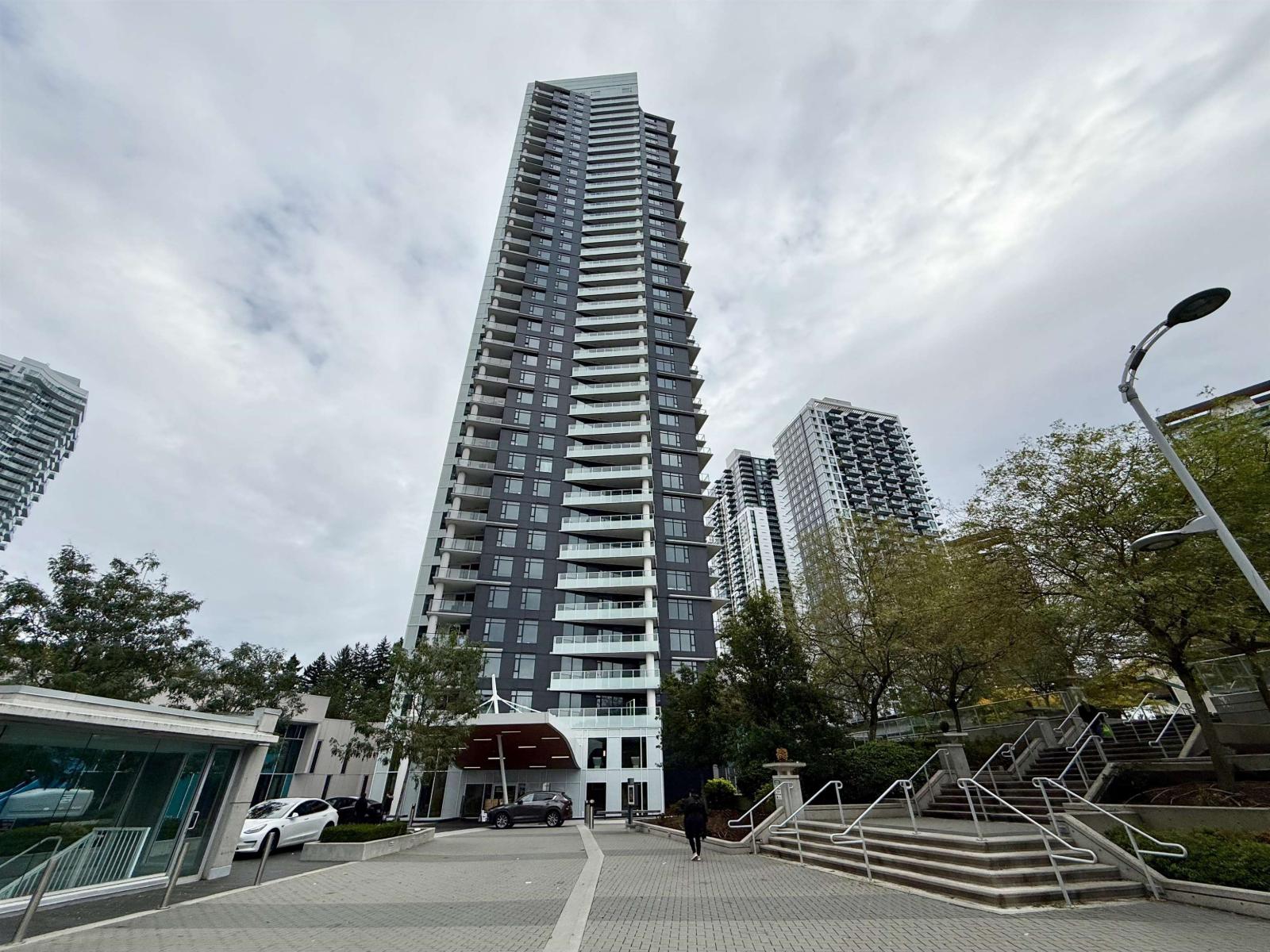 805 9887 WHALLEY BOULEVARD, surrey, British Columbia