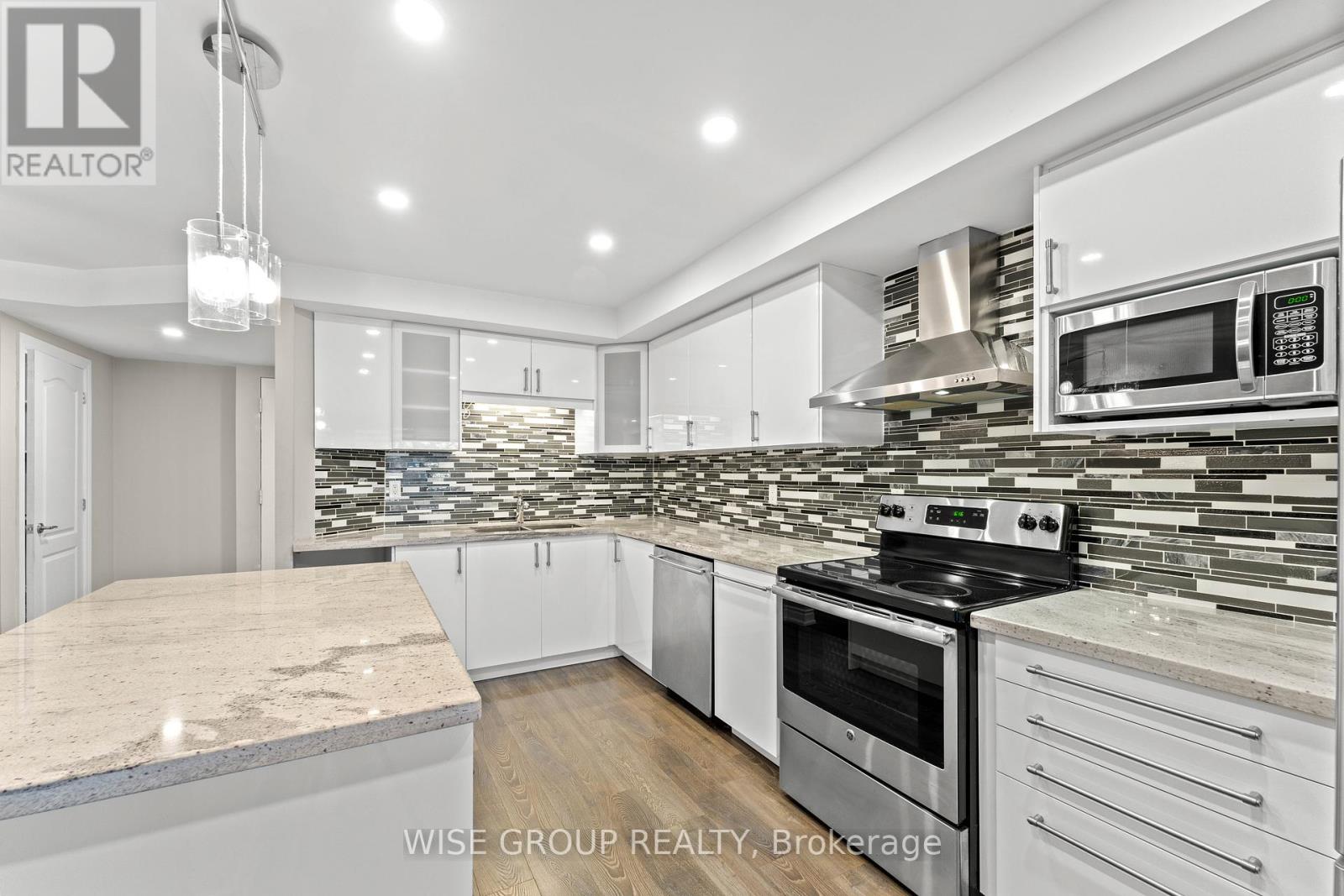 113 - 5 Weldrick Road W, Richmond Hill, Ontario  L4C 8S9 - Photo 2 - N12459271