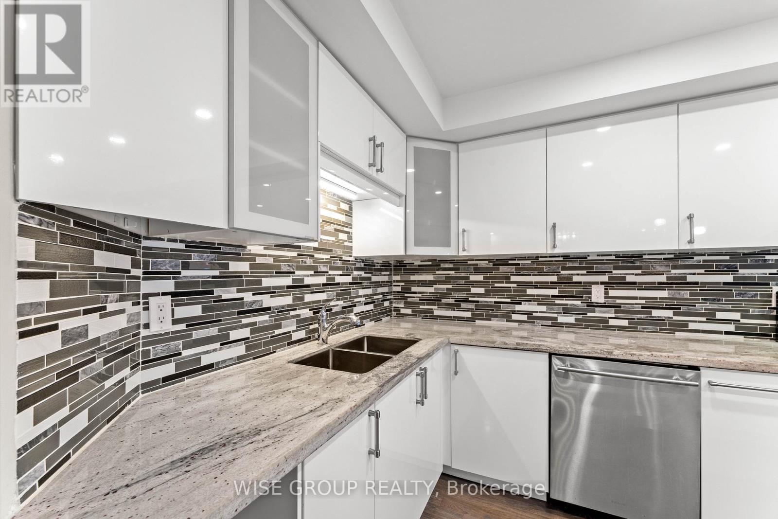 113 - 5 Weldrick Road W, Richmond Hill, Ontario  L4C 8S9 - Photo 8 - N12459271