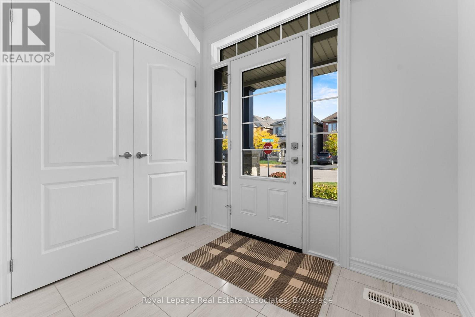 8 Sierra Crescent, Halton Hills, Ontario  L7G 0L9 - Photo 3 - W12459280