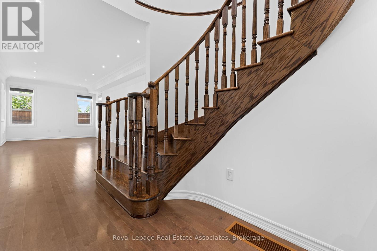 8 Sierra Crescent, Halton Hills, Ontario  L7G 0L9 - Photo 5 - W12459280