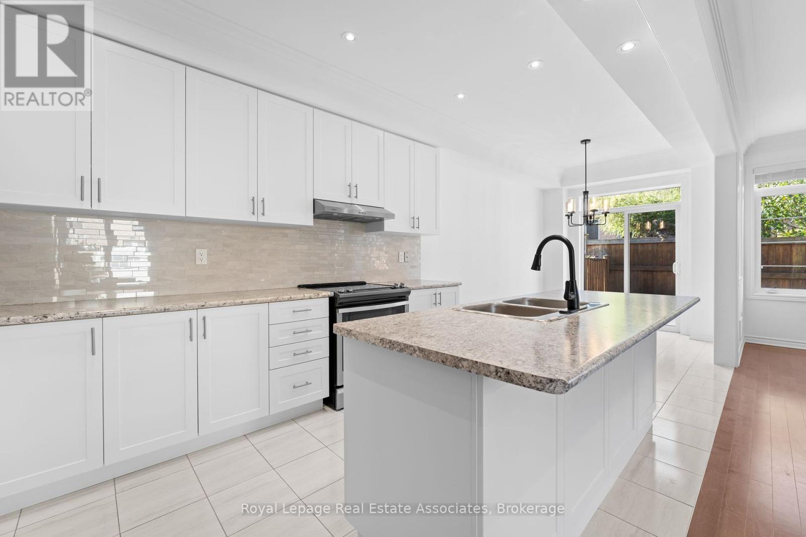 8 Sierra Crescent, Halton Hills, Ontario  L7G 0L9 - Photo 6 - W12459280