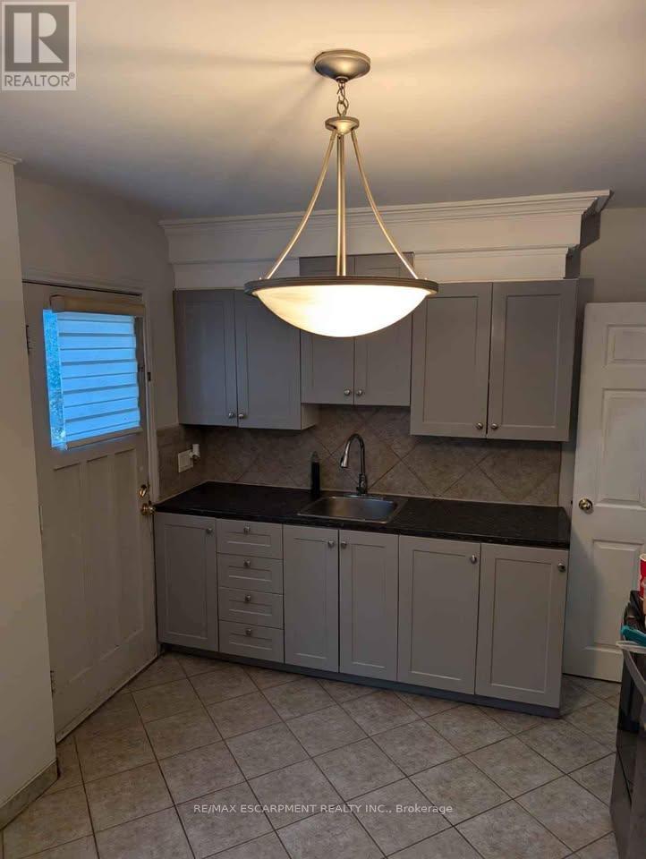 134 Queen Street, Barrie, Ontario  L4M 1Z5 - Photo 3 - S12446607
