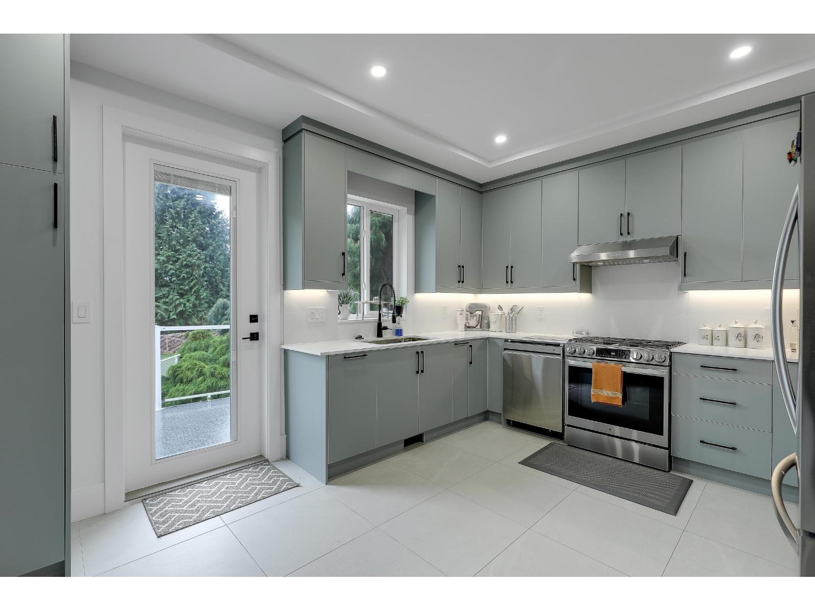 18040 20 Avenue, White Rock, British Columbia  V3S 9V7 - Photo 4 - R3056078