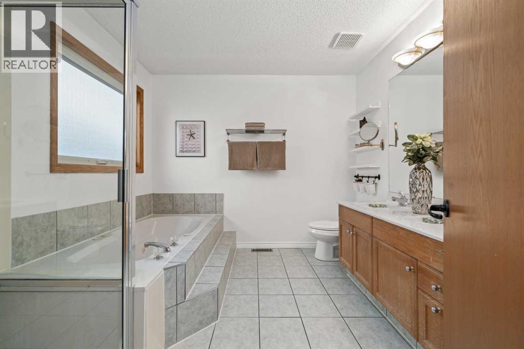 177 Hidden Vale Close Nw, Calgary, Alberta  T3A 5C7 - Photo 18 - A2262539