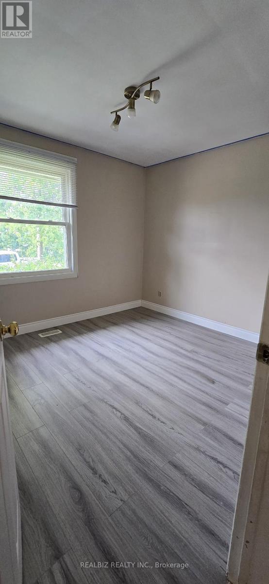 408 Kerman Avenue, Grimsby, Ontario  L3M 3X1 - Photo 3 - X12459297