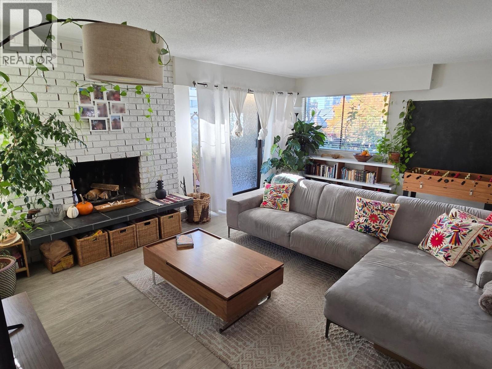 209 410 AGNES STREET, New Westminster, British Columbia