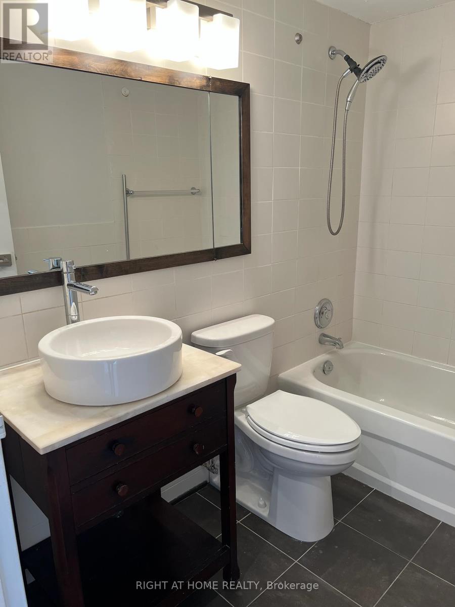3240 - 33 Harbour Square, Toronto, Ontario  M5J 2G2 - Photo 16 - C12459180