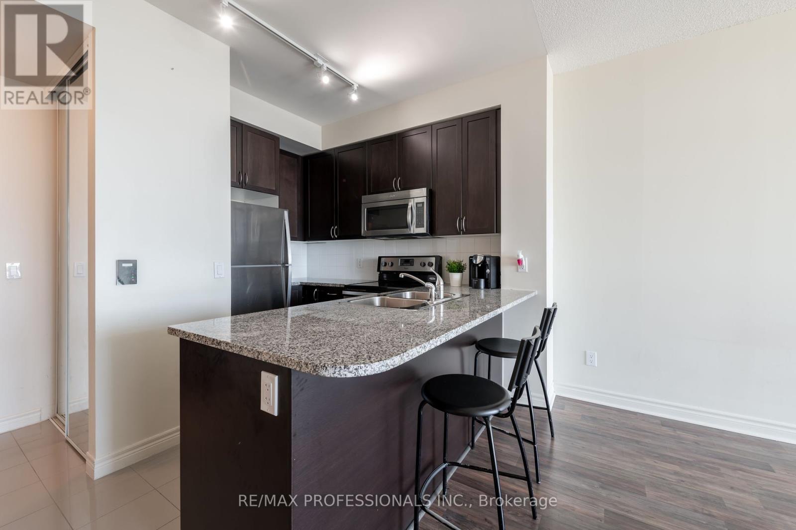 1511 - 339 Rathburn Road, Mississauga, Ontario  L5B 0C8 - Photo 12 - W12459313