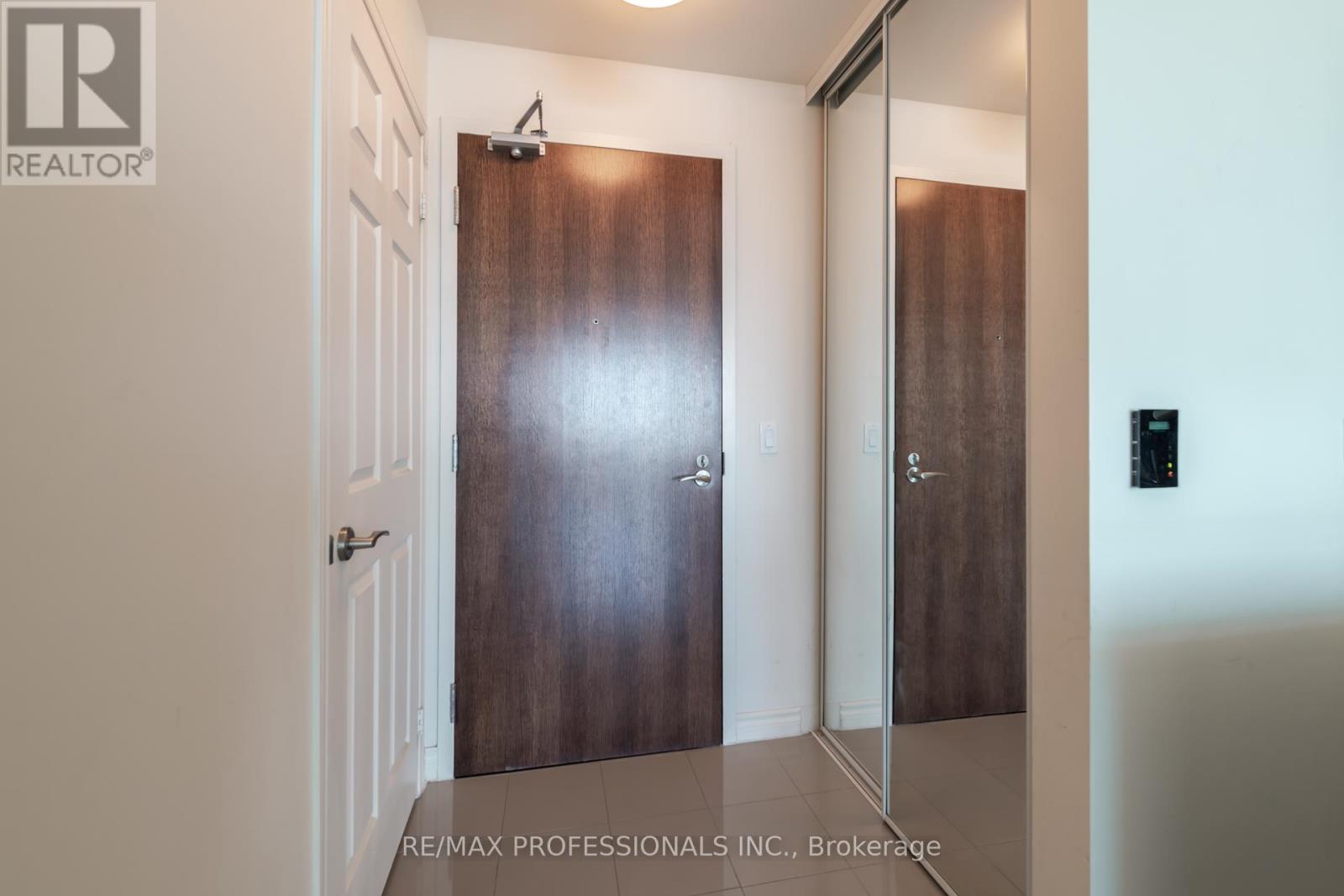 1511 - 339 Rathburn Road, Mississauga, Ontario  L5B 0C8 - Photo 2 - W12459313