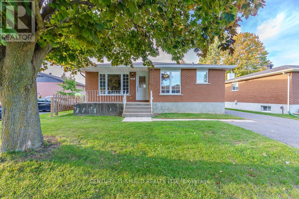 <h3>$420,000</h3><p>105 Athlone Drive, Cornwall, Ontario</p>