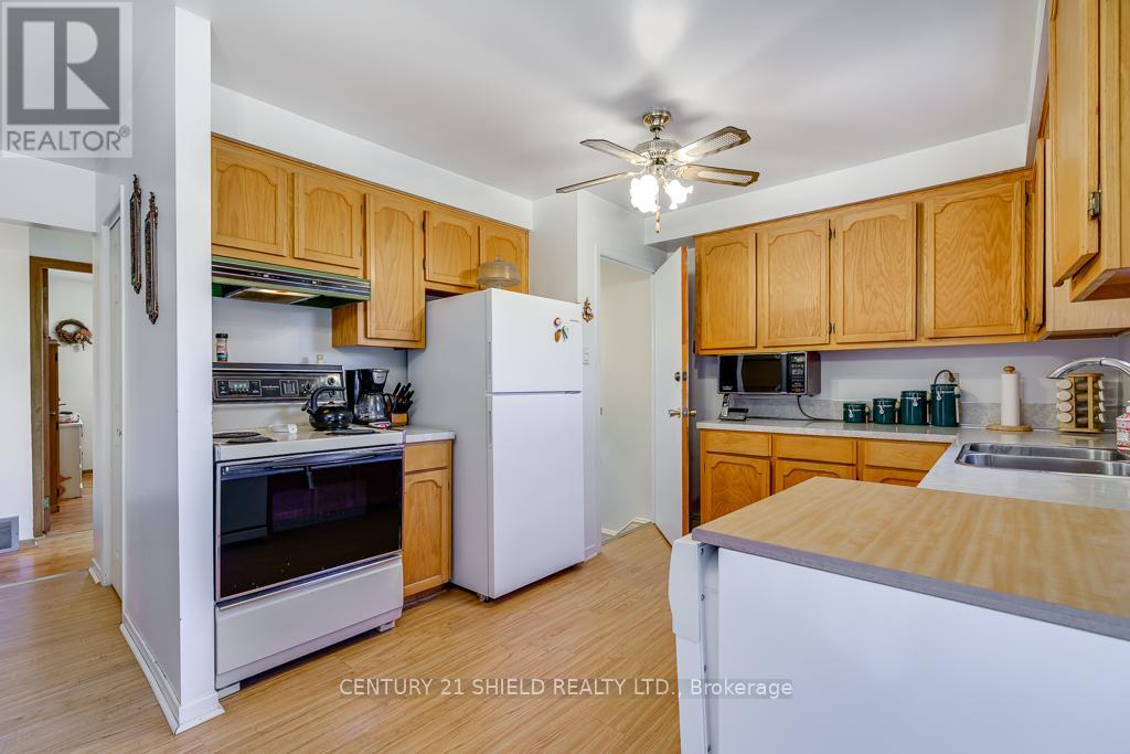 105 Athlone Drive, Cornwall, Ontario  K6H 6K9 - Photo 10 - X12459325