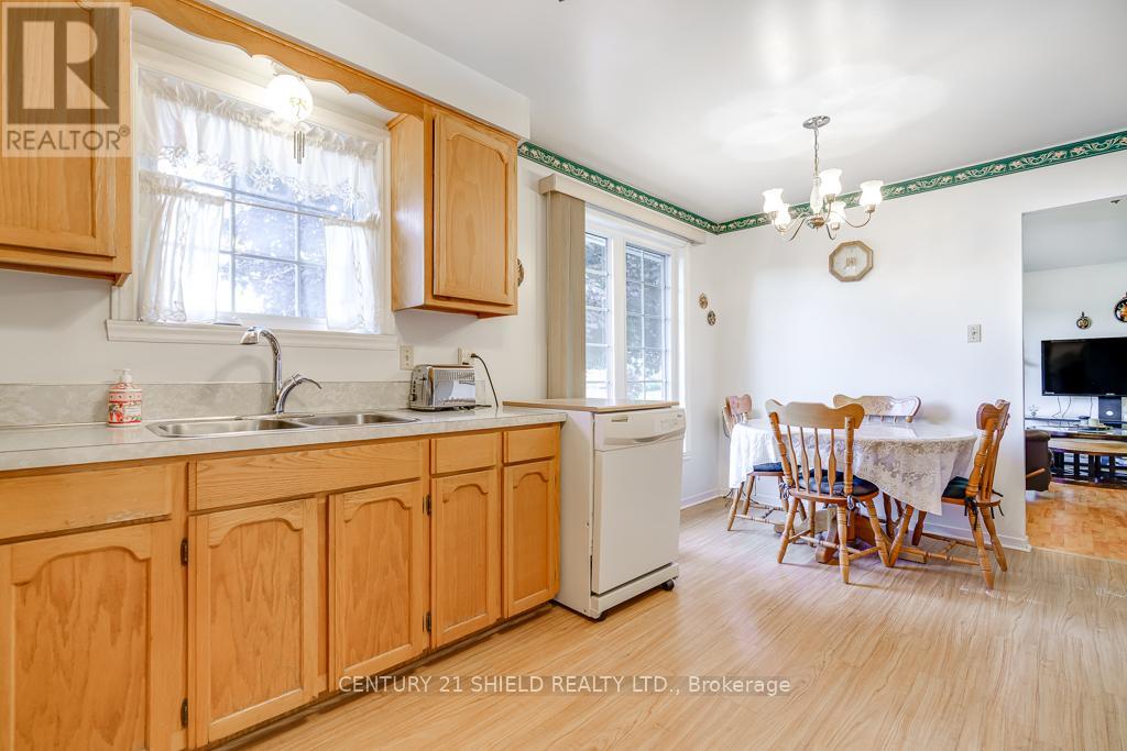 105 Athlone Drive, Cornwall, Ontario  K6H 6K9 - Photo 11 - X12459325