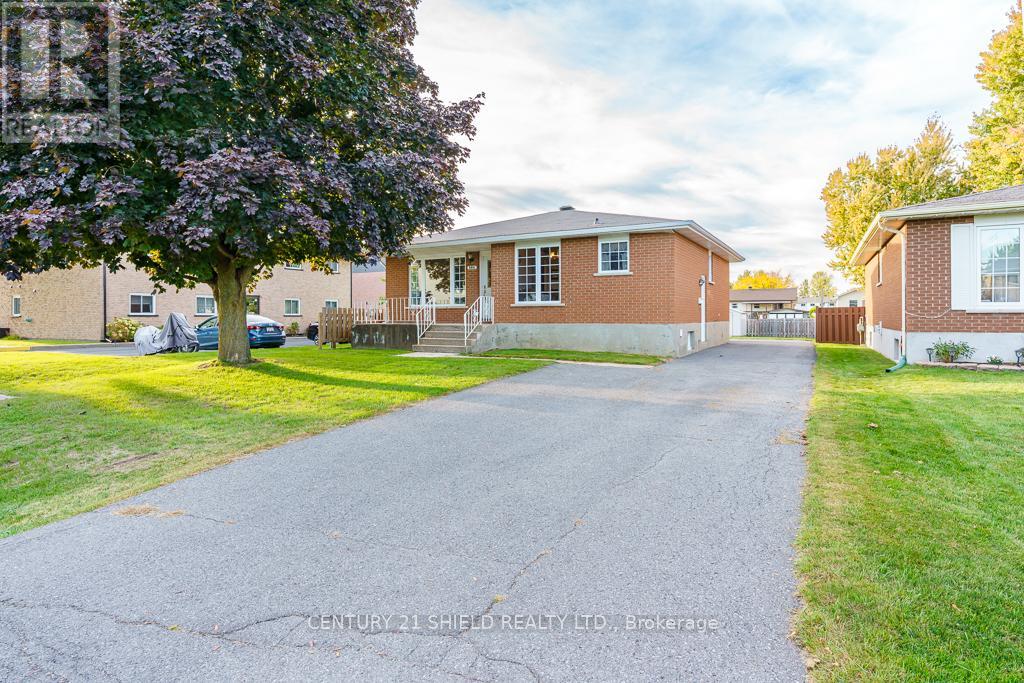 105 Athlone Drive, Cornwall, Ontario  K6H 6K9 - Photo 3 - X12459325