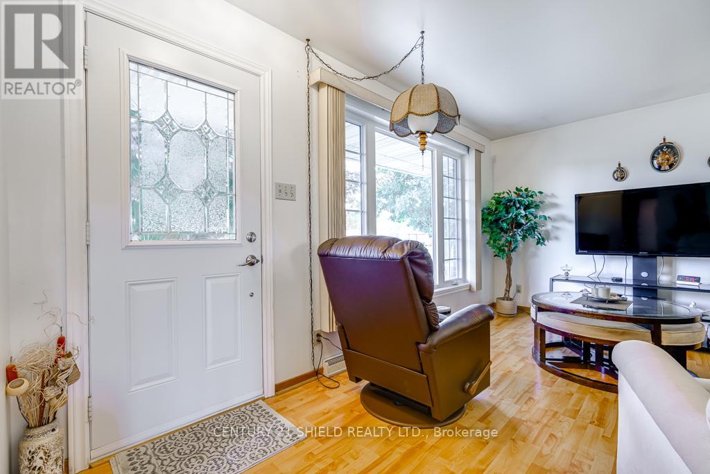 105 Athlone Drive, Cornwall, Ontario  K6H 6K9 - Photo 7 - X12459325