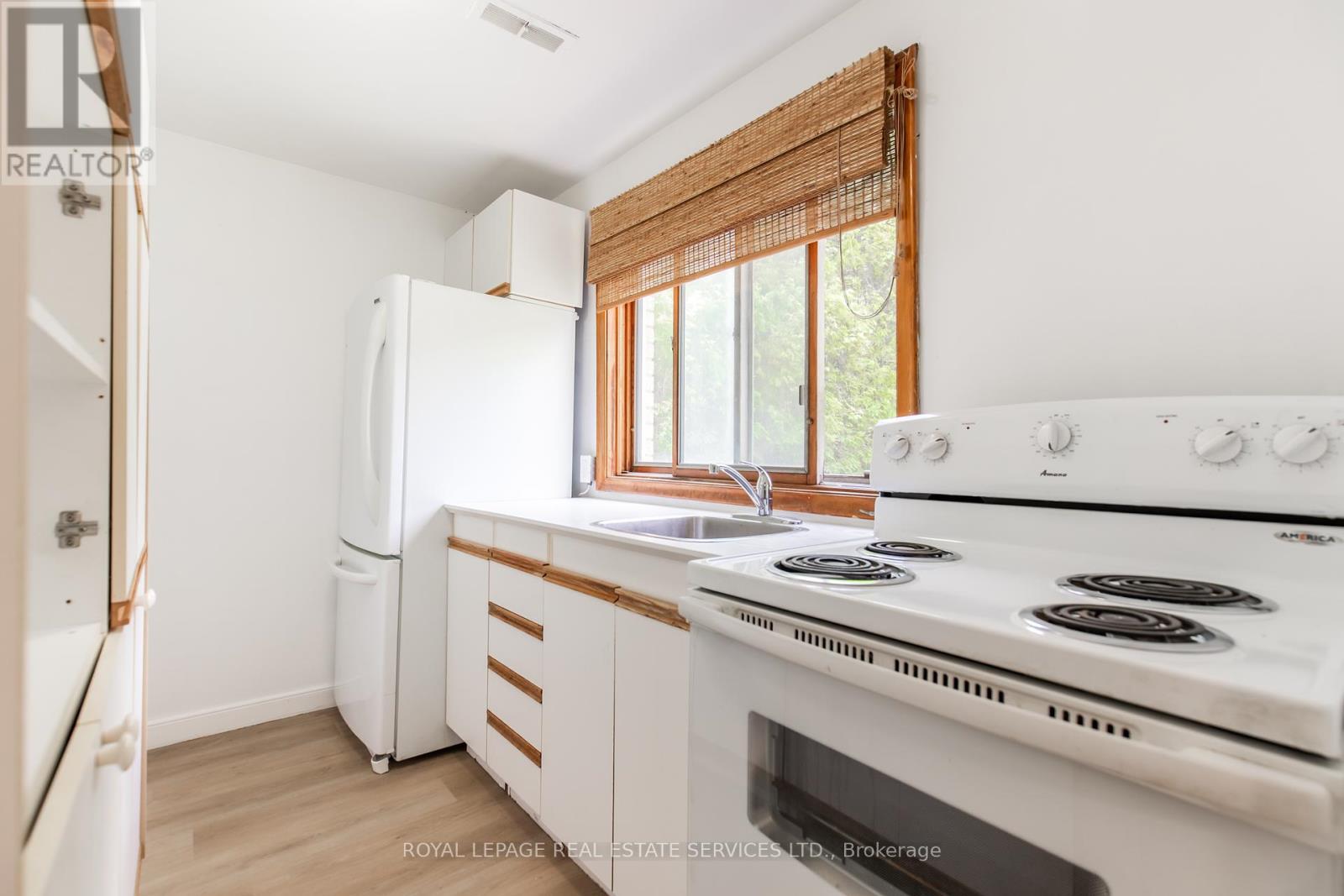 Unit #2 - 227 Lakeshore Road W, Oakville, Ontario  L6K 1E9 - Photo 6 - W12459342