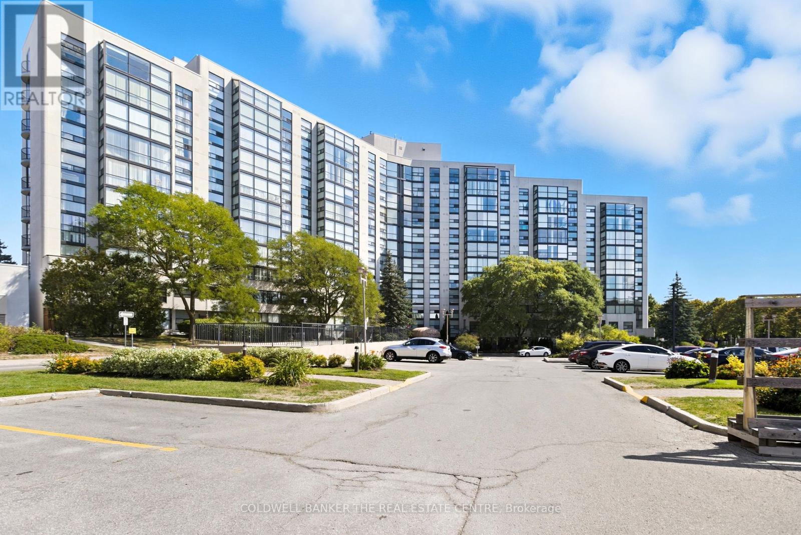 404 - 30 Harding Boulevard W, Richmond Hill, Ontario  L4C 9M3 - Photo 2 - N12411165
