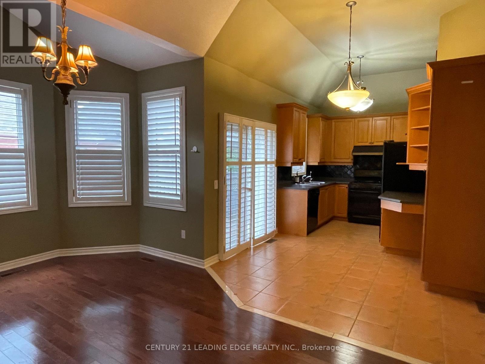 58 Manorwood Drive, Markham, Ontario  L6C 2S2 - Photo 7 - N12451678