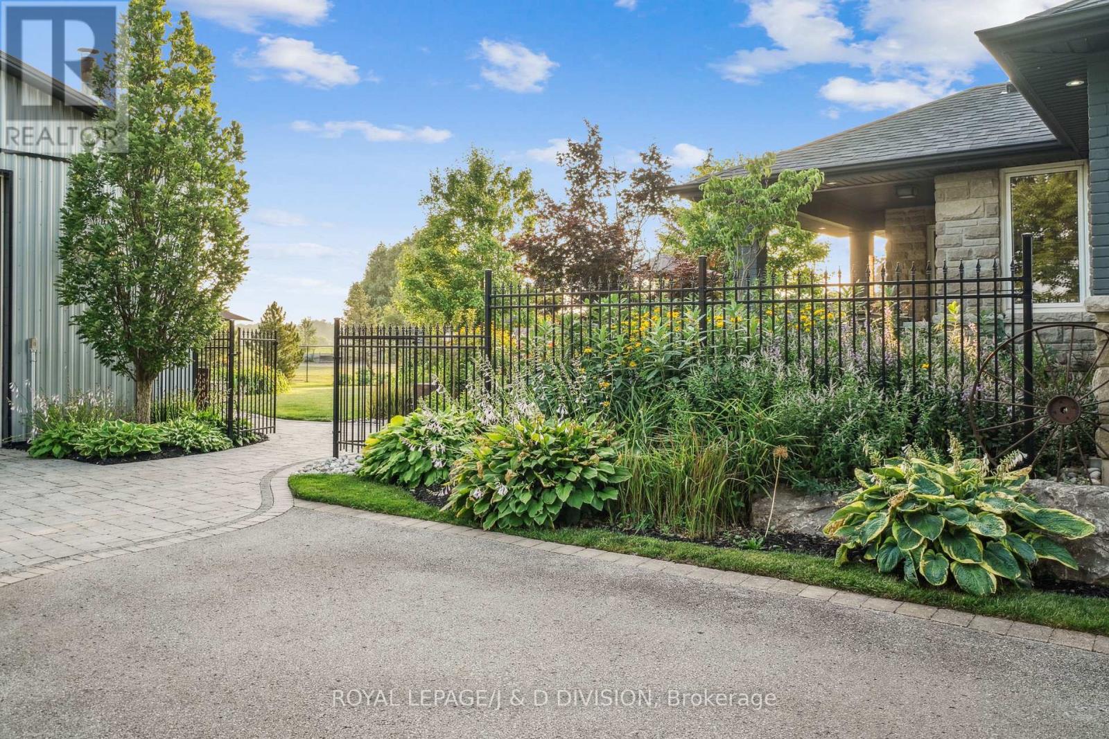 4402 Tremaine Road, Milton, Ontario  L9T 2Y1 - Photo 4 - W12364418
