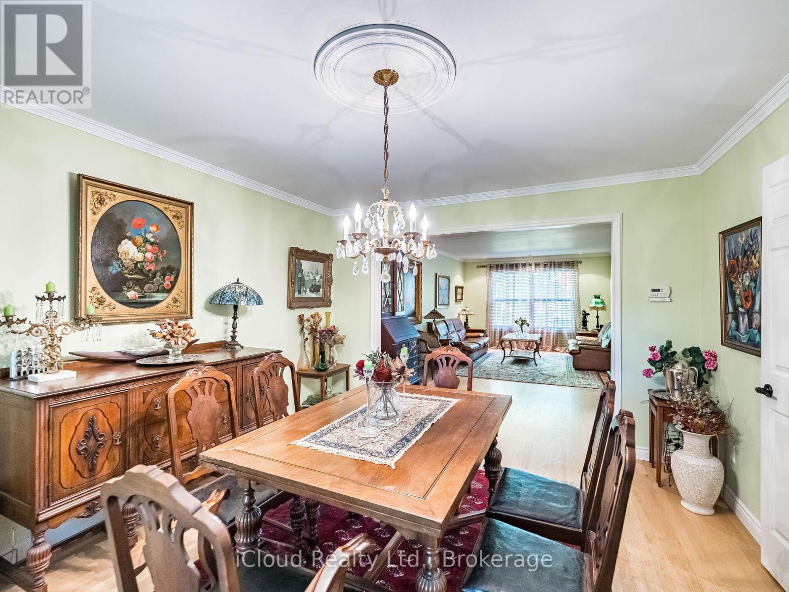 1529 Ballyclare Drive, Mississauga, Ontario  L5C 1J4 - Photo 10 - W12459378