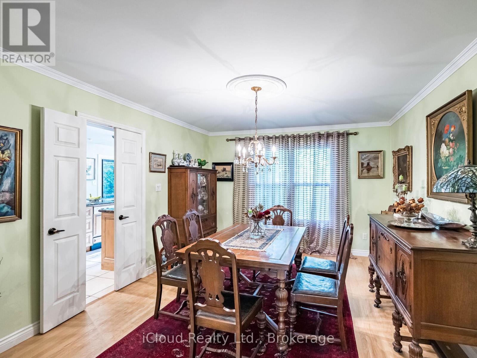 1529 Ballyclare Drive, Mississauga, Ontario  L5C 1J4 - Photo 11 - W12459378