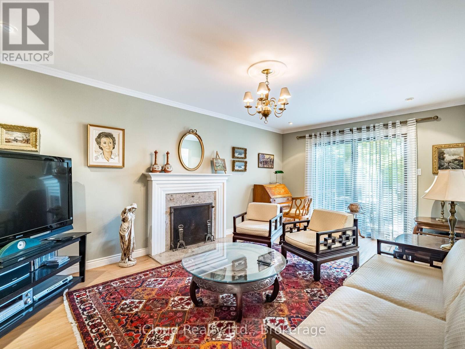 1529 Ballyclare Drive, Mississauga, Ontario  L5C 1J4 - Photo 12 - W12459378