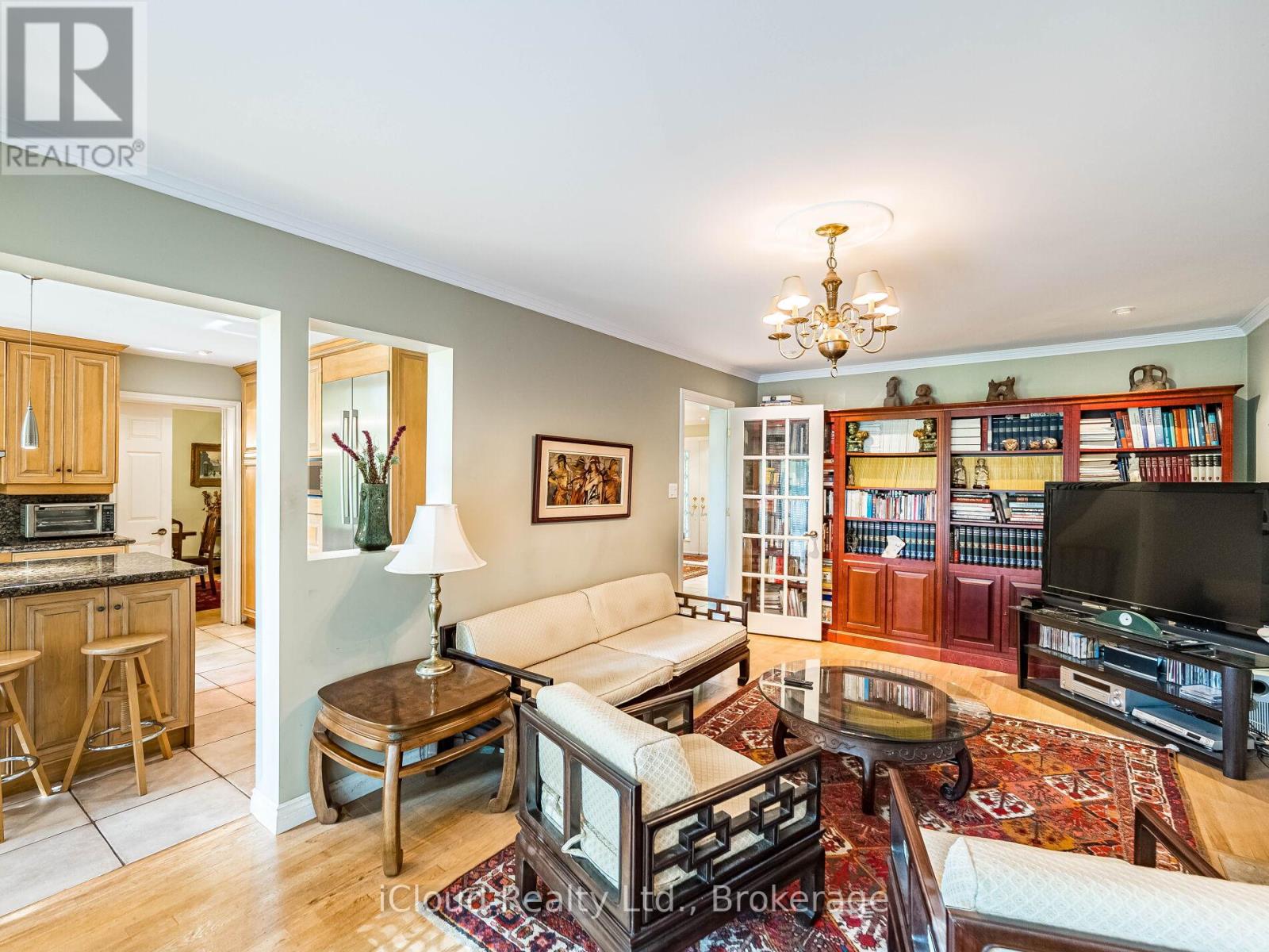 1529 Ballyclare Drive, Mississauga, Ontario  L5C 1J4 - Photo 14 - W12459378