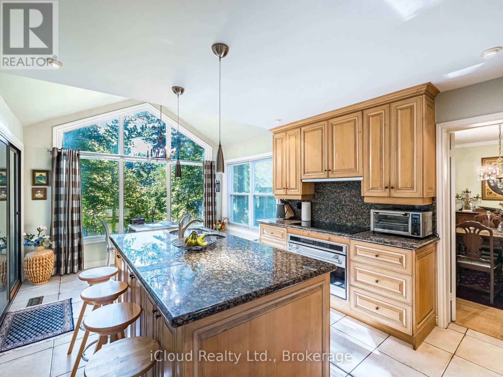 1529 Ballyclare Drive, Mississauga, Ontario  L5C 1J4 - Photo 15 - W12459378