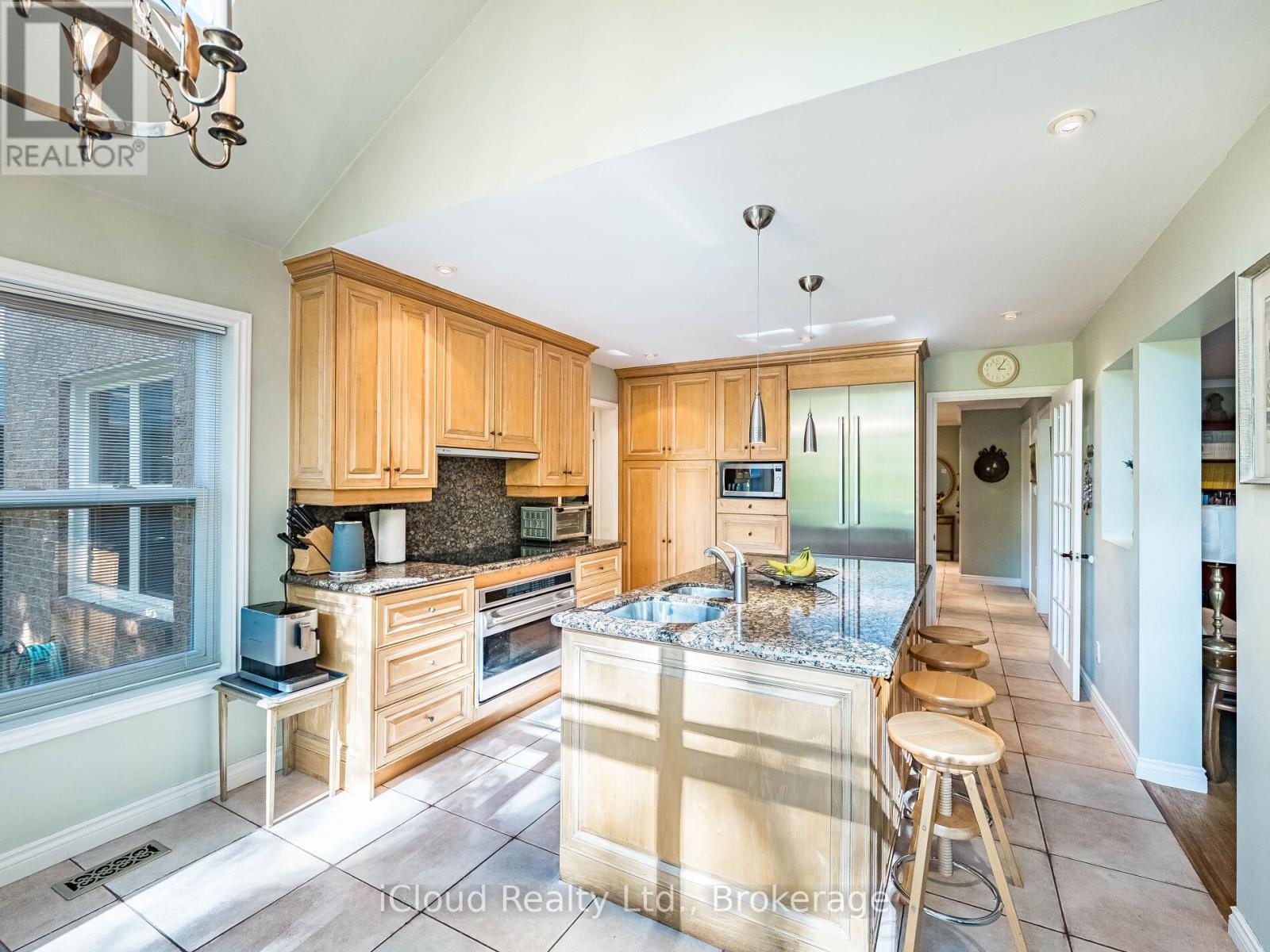 1529 Ballyclare Drive, Mississauga, Ontario  L5C 1J4 - Photo 19 - W12459378
