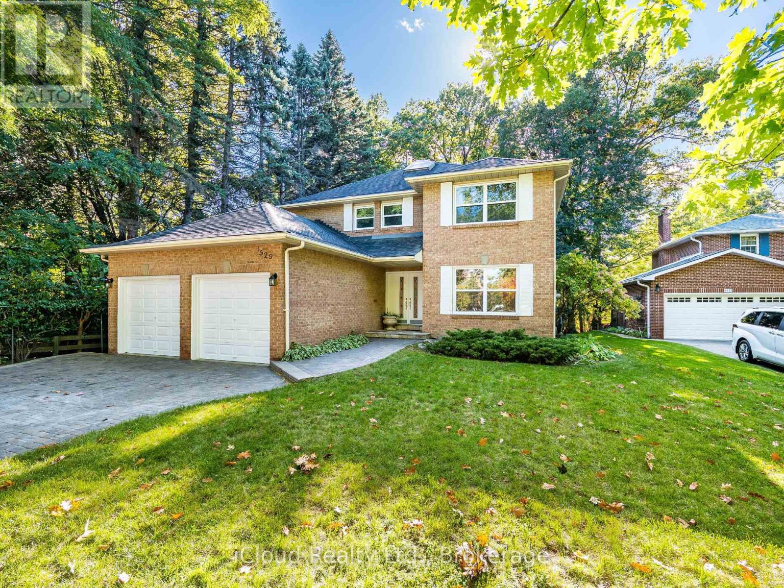 1529 Ballyclare Drive, Mississauga, Ontario  L5C 1J4 - Photo 2 - W12459378