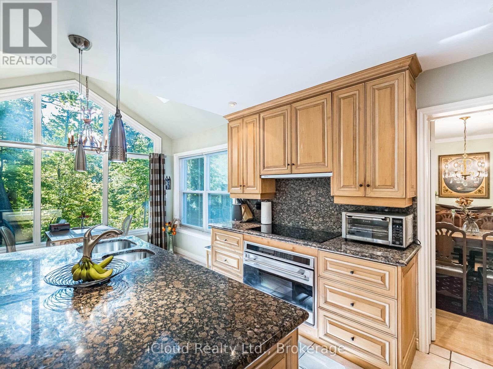 1529 Ballyclare Drive, Mississauga, Ontario  L5C 1J4 - Photo 21 - W12459378