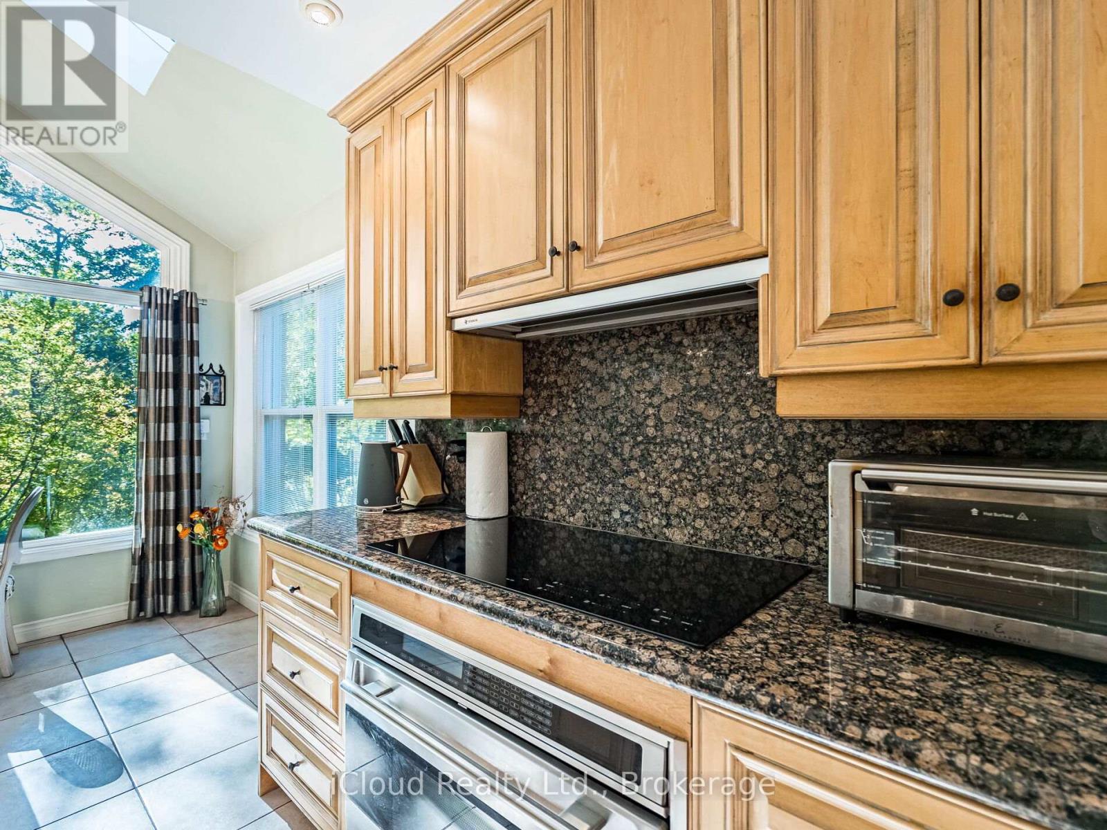 1529 Ballyclare Drive, Mississauga, Ontario  L5C 1J4 - Photo 24 - W12459378