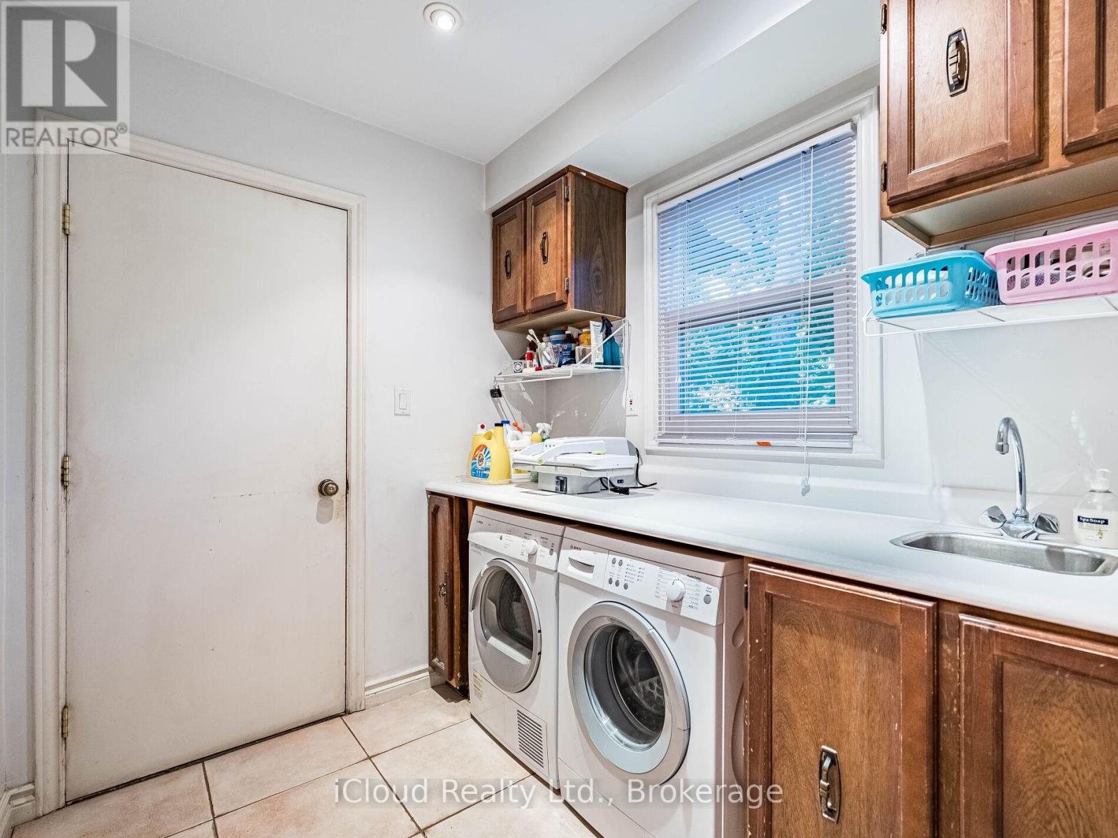 1529 Ballyclare Drive, Mississauga, Ontario  L5C 1J4 - Photo 25 - W12459378