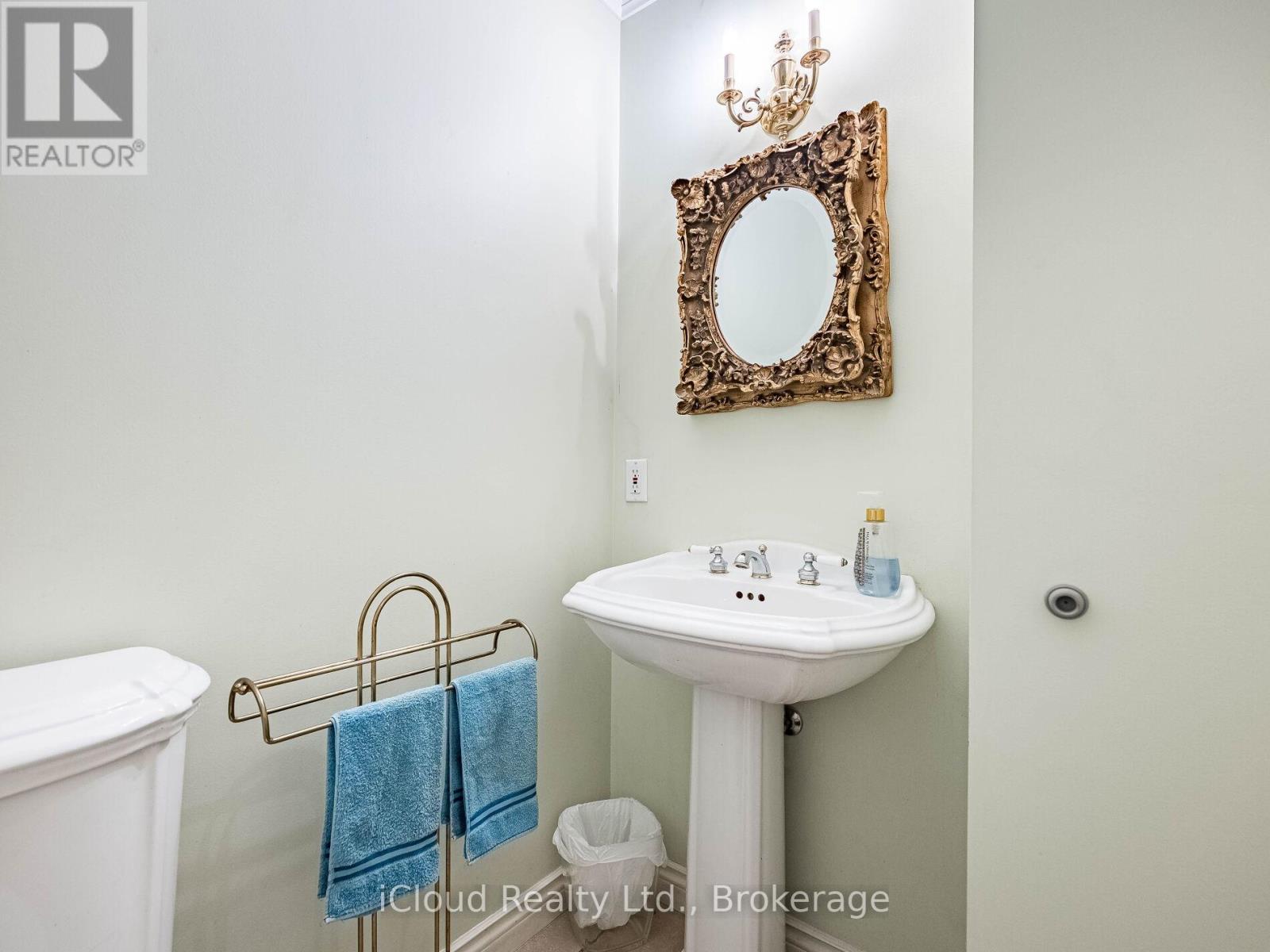 1529 Ballyclare Drive, Mississauga, Ontario  L5C 1J4 - Photo 26 - W12459378