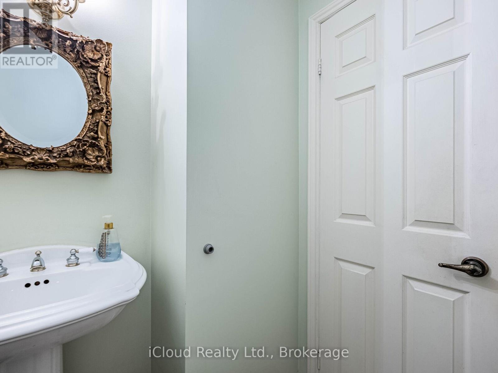 1529 Ballyclare Drive, Mississauga, Ontario  L5C 1J4 - Photo 27 - W12459378