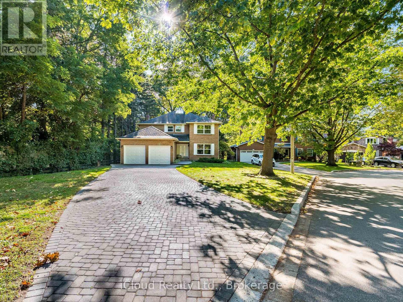 1529 Ballyclare Drive, Mississauga, Ontario  L5C 1J4 - Photo 3 - W12459378