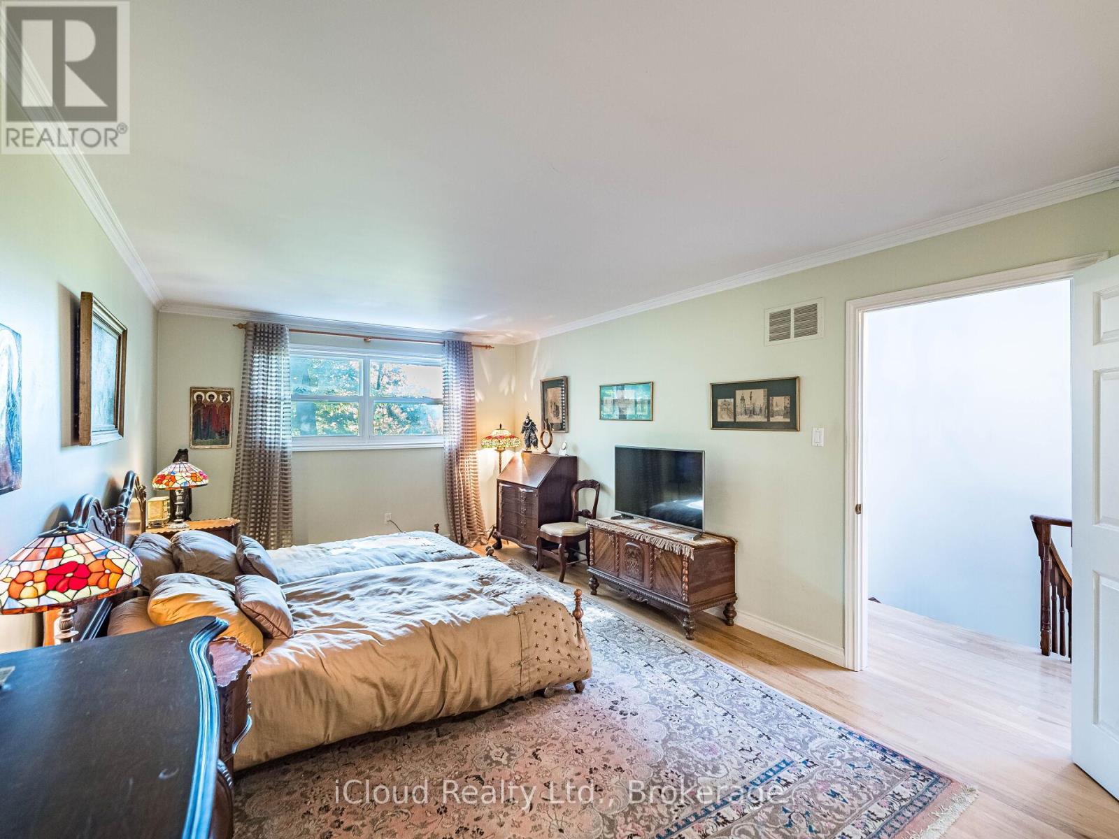 1529 Ballyclare Drive, Mississauga, Ontario  L5C 1J4 - Photo 32 - W12459378