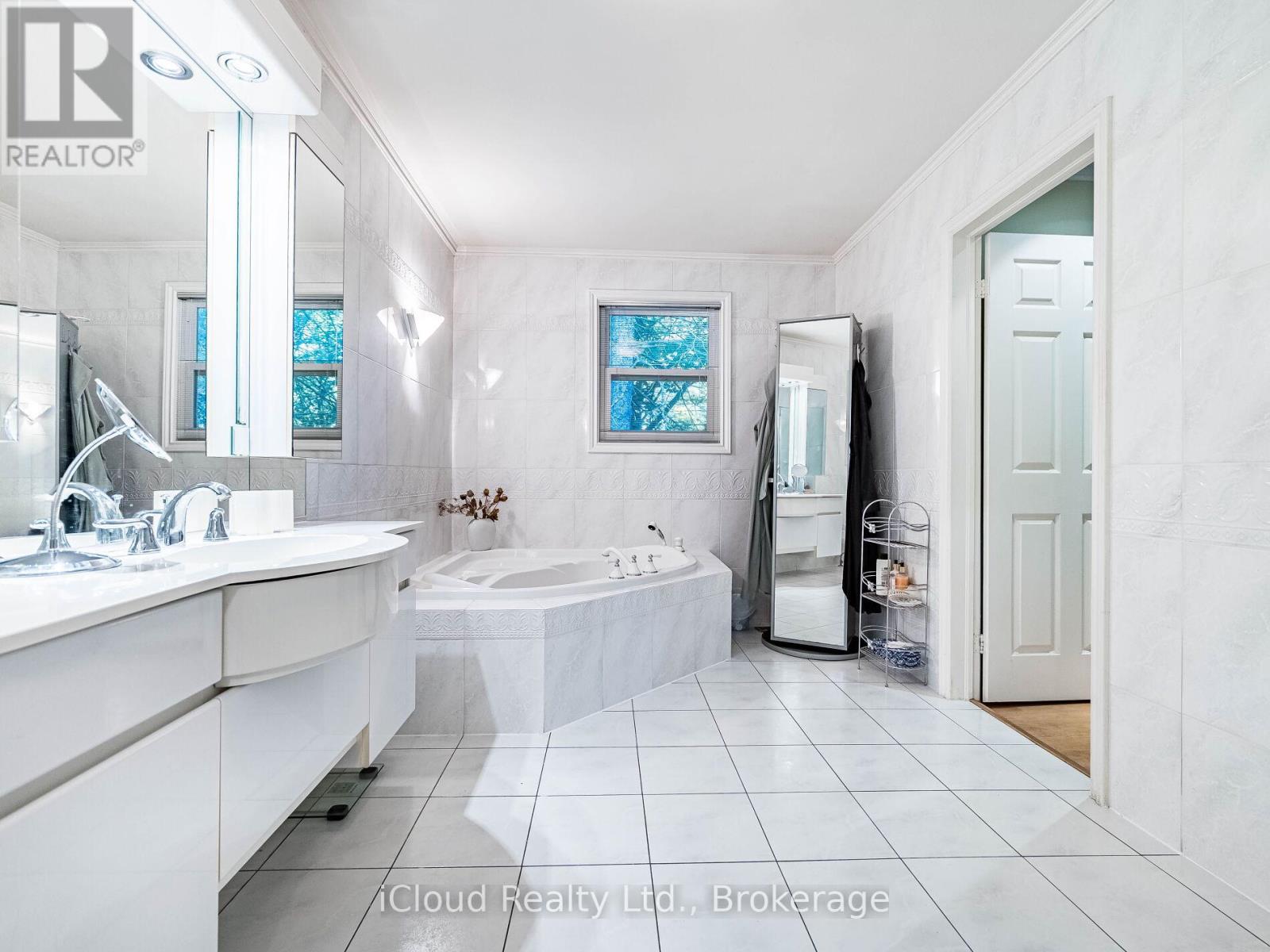 1529 Ballyclare Drive, Mississauga, Ontario  L5C 1J4 - Photo 33 - W12459378