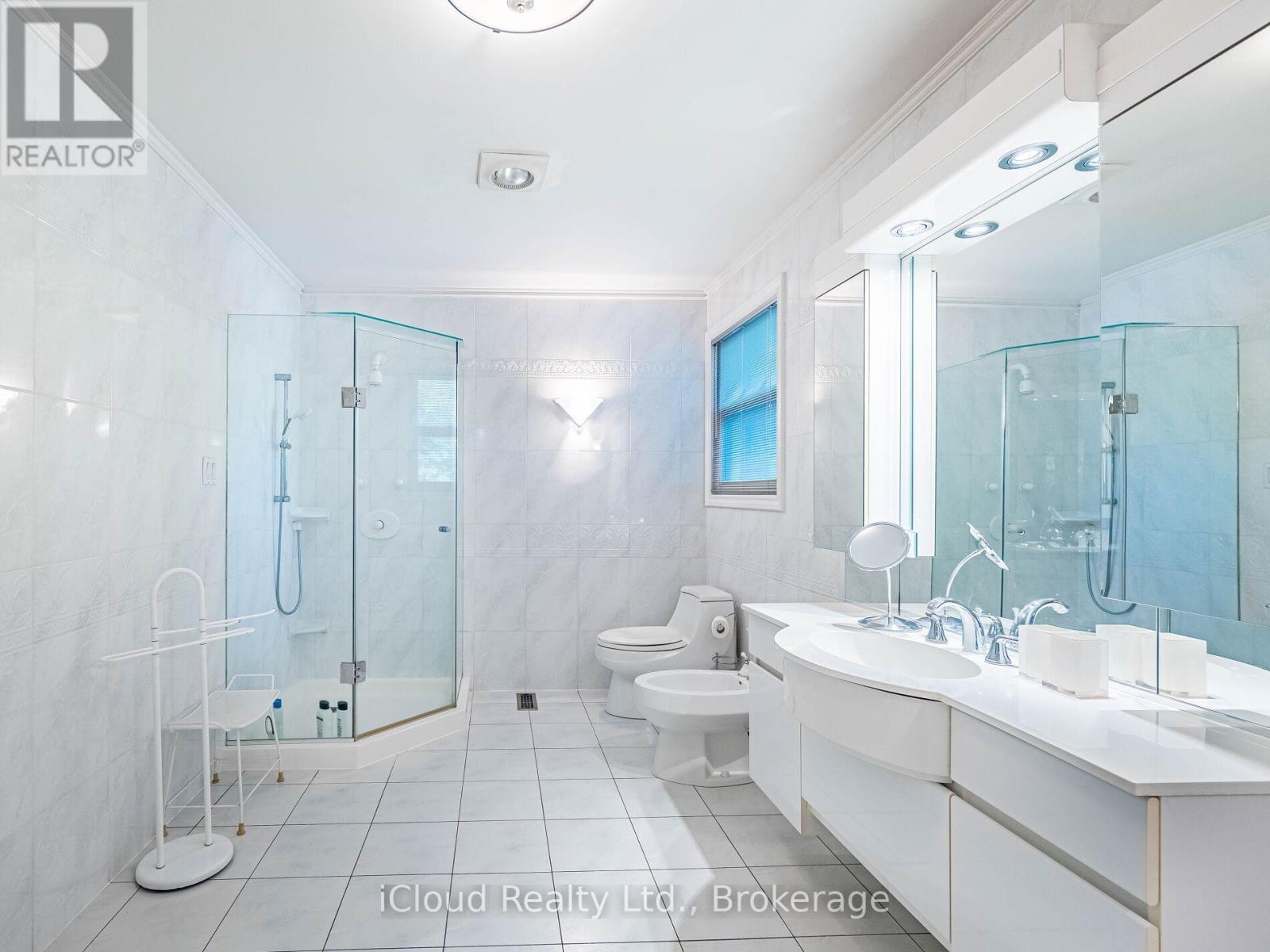 1529 Ballyclare Drive, Mississauga, Ontario  L5C 1J4 - Photo 34 - W12459378