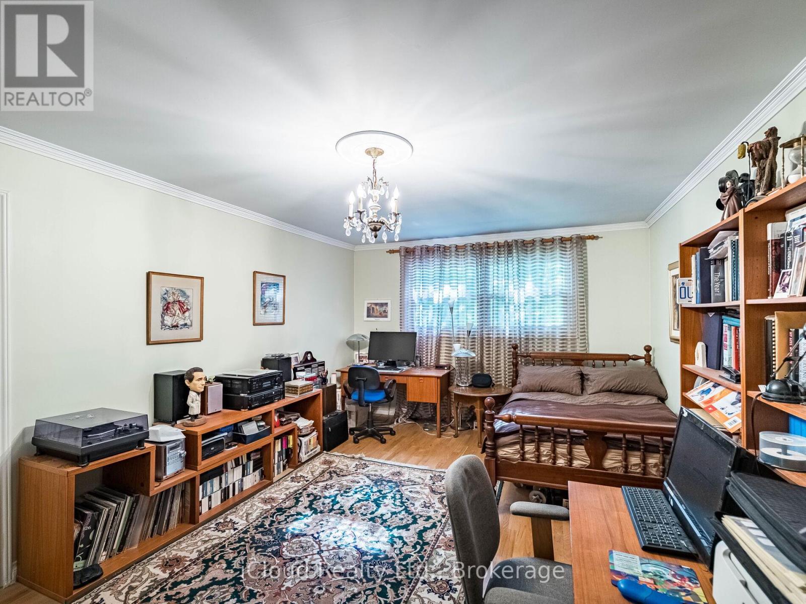1529 Ballyclare Drive, Mississauga, Ontario  L5C 1J4 - Photo 38 - W12459378