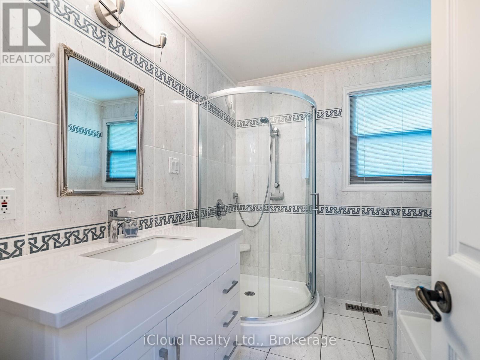 1529 Ballyclare Drive, Mississauga, Ontario  L5C 1J4 - Photo 42 - W12459378