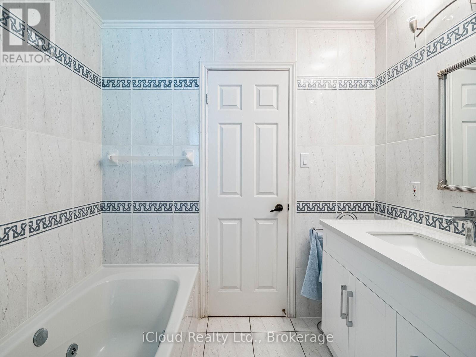 1529 Ballyclare Drive, Mississauga, Ontario  L5C 1J4 - Photo 43 - W12459378