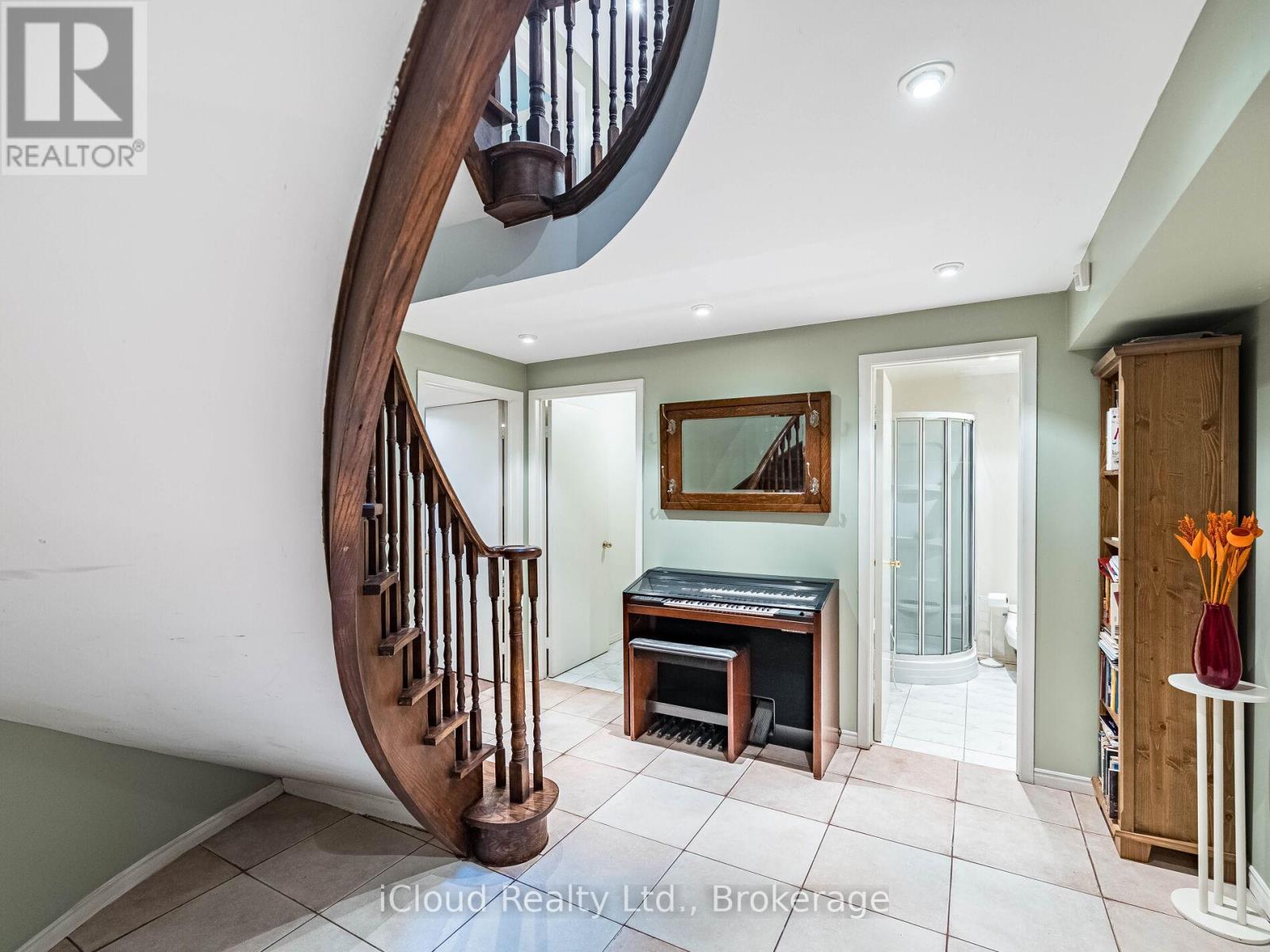 1529 Ballyclare Drive, Mississauga, Ontario  L5C 1J4 - Photo 44 - W12459378