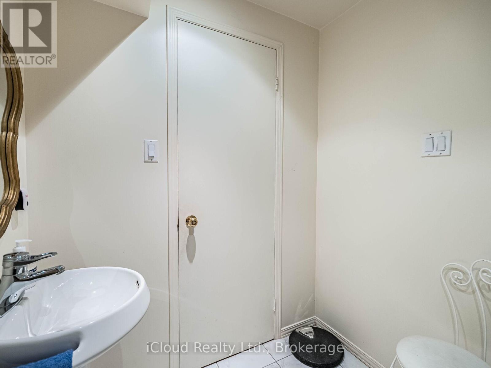 1529 Ballyclare Drive, Mississauga, Ontario  L5C 1J4 - Photo 46 - W12459378