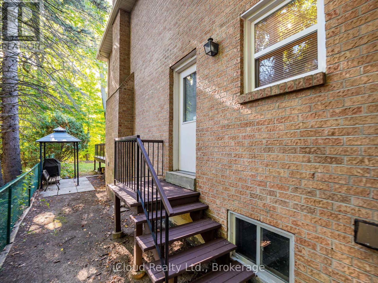 1529 Ballyclare Drive, Mississauga, Ontario  L5C 1J4 - Photo 48 - W12459378