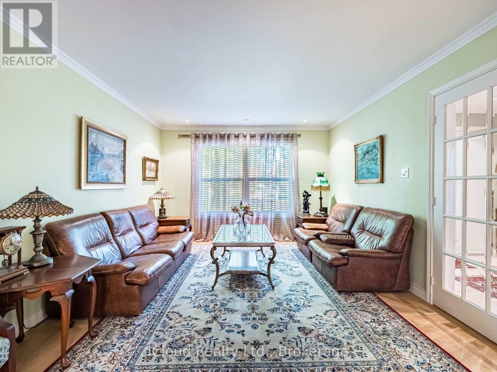 1529 Ballyclare Drive, Mississauga, Ontario  L5C 1J4 - Photo 7 - W12459378