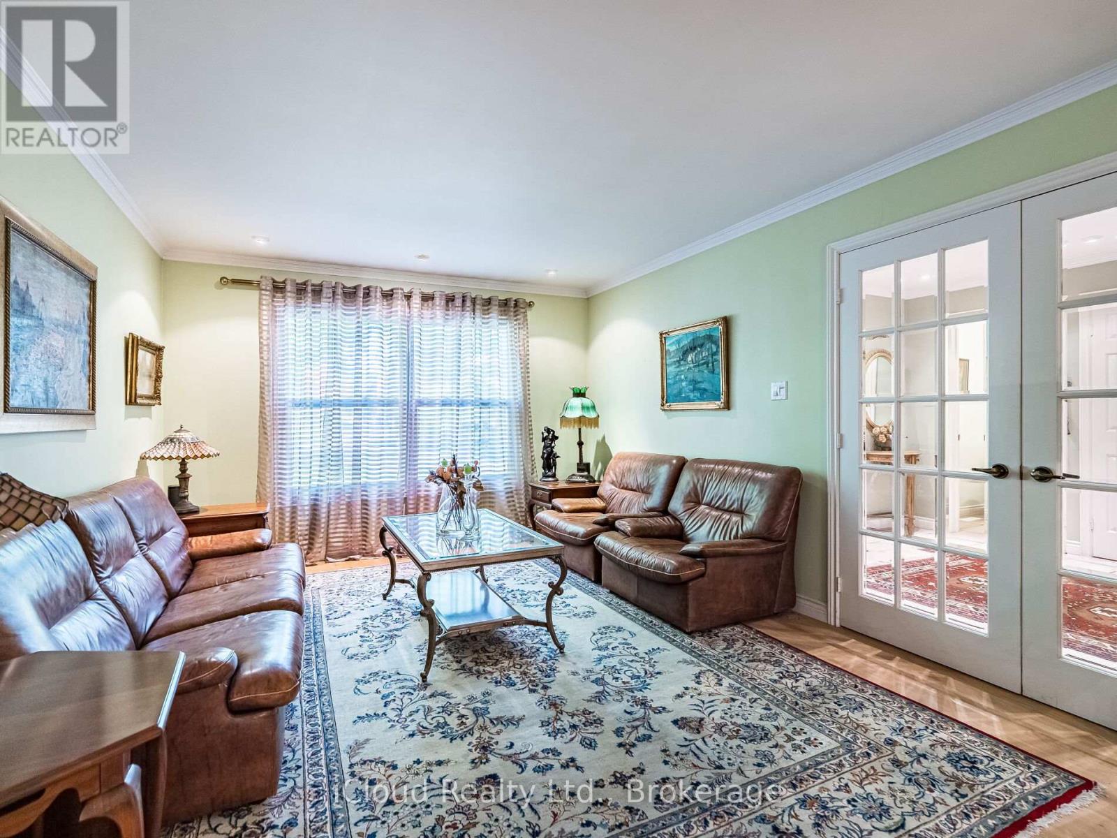 1529 Ballyclare Drive, Mississauga, Ontario  L5C 1J4 - Photo 8 - W12459378